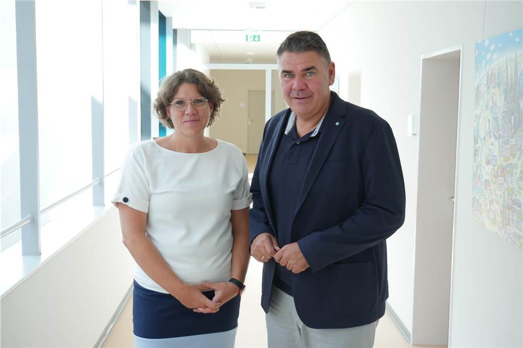 Dr. Katrin Linthorst: „Prävention heißt, zuerst drauf zu zahlen“ Dr. Katrin Linthorst (l.) bei der Begrüßung durch Landrat Mario Löhr im Kreishaus.