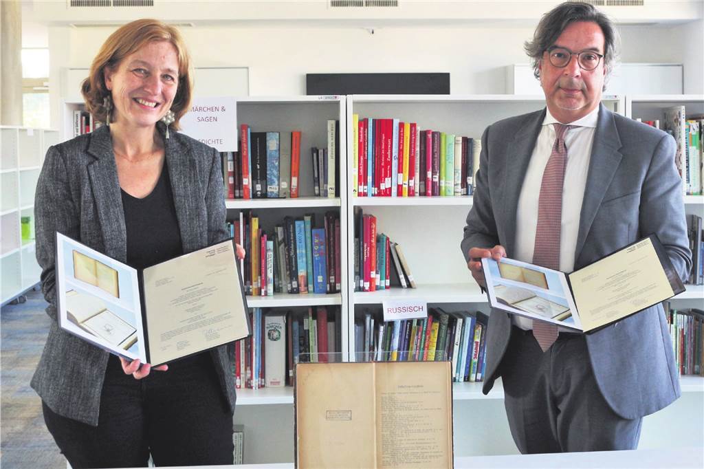 Jüdisches Museum Dorsten gibt NS-Raubgut an rechtmäßige Besitzer zurück Dr. Katrin Pieren und Marc Grünwald mit dem Buch und Restitionsurkunde.