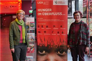 Dr. Katrin Stückrath (l.) und Gabriele Schiek von der Lüner Initiative gegen globale Armut (Liga) präsentierten beim Kinofest den Film „Das neue Evangelium“.
