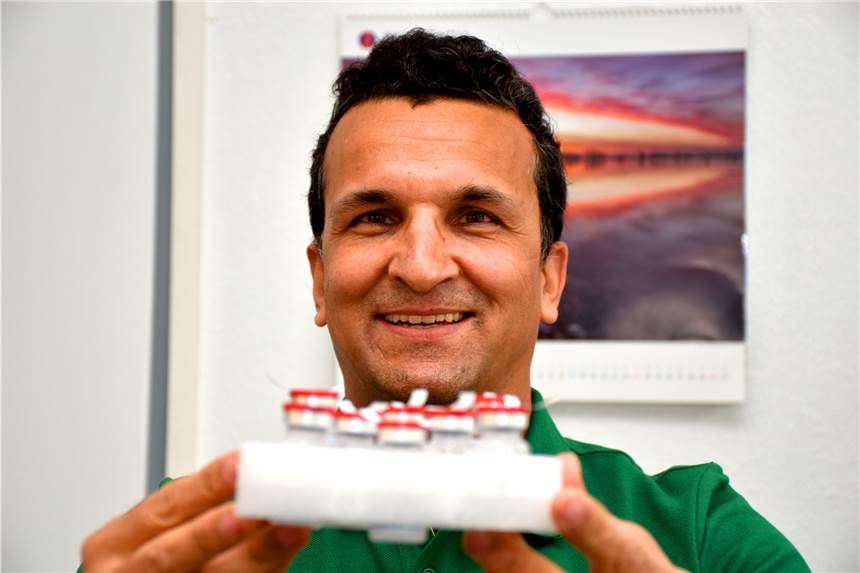 Drei Hausarztpraxen impfen Kinder gegen Coronavirus – Eltern entscheiden Dr. Khalil Malyar, Hausarzt aus Ahaus, führt eine der drei Arztpraxen, die zum kommenden Wochenende vermehrt Kinder zwischen fünf und elf Jahren gegen das Coronavirus impfen wollen. So soll die Impfquote weiter erhöht werden. Termine können noch online vereinbart werden.