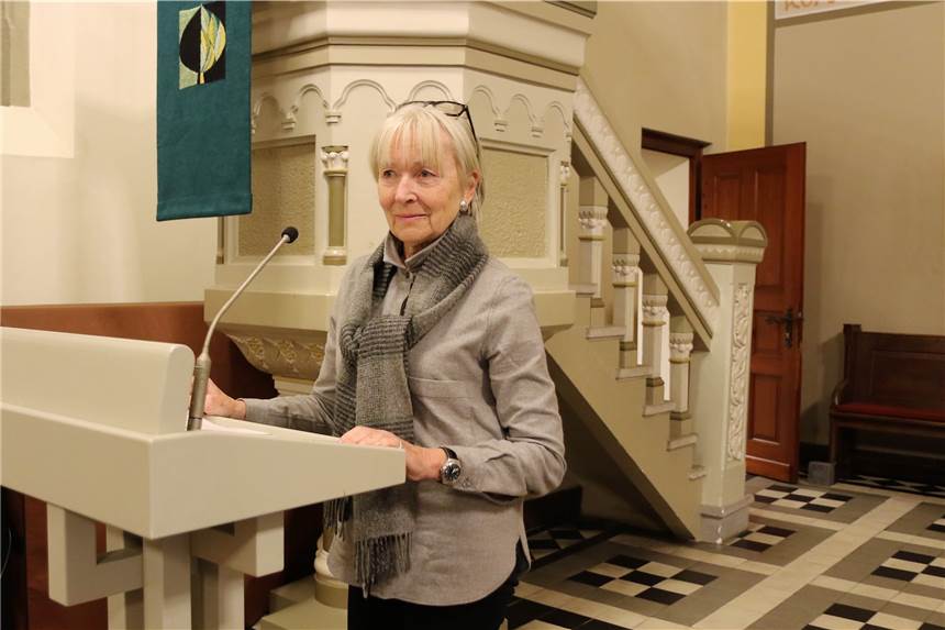 „Über die Meere ins Exil“ - Berührender Vortrag in der Halterner Erlöserkirche Dr. Kristine von Soden referierte auch aus ihrem Buch „Und draußen weht ein fremder Wind … Über die Meere ins Exil“.