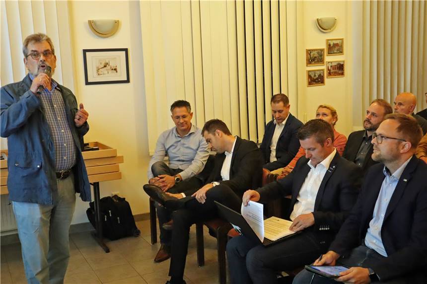 Open Grid informiert im Rhader Heimathaus über geplante Erdgasfernleitung „HeiDo“ Dr. Lothar Hülse (l.) vom Vorstand des Rhader Heimatvereins begrüßte die Bürger und die Vertreter von Open Grid bei der Infoveranstaltung in Rhade.