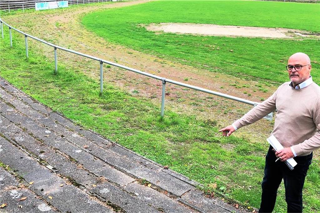 Geldsegen aus Düsseldorf: Freibad und Sportanlage im Westen sind dabei Dr. Manfred Kesper setzt sich schon lange dafür ein, dass die Sportanlage saniert wird. "Wir sind so gut vorbereitet, dass wir sofort einen Architekten beauftragen könnten."