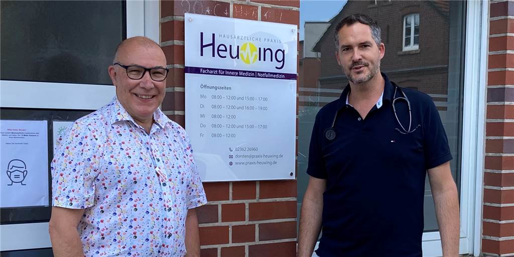 Dorsten: Klaus Heuwing übernimmt die Arztpraxis von Dr. Martin Bach Dr. Martin Bach und sein Nachfolger Klaus Heuwing