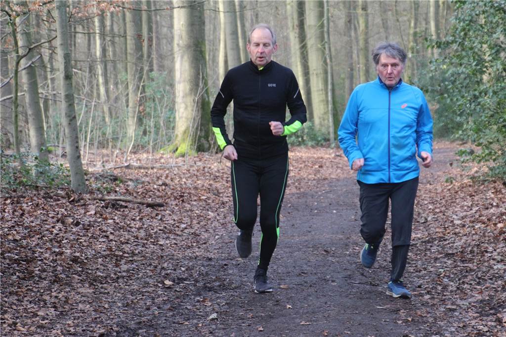 Noch immer fit wie ein Turnschuh: Schwerter Läufer feiert in diesem Jahr ein Jubiläum Dr. Martin Hedtkamp mit Bernd Engelhardt (r.). Das Duo läuft noch regelmäßig durch den Schwerter Wald.