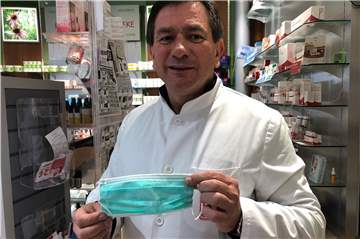 Dr. Matthias Coen aus der Ring-Apotheke in Unna hat kaum noch Mundschutze im Lager. Der Mundschutz aus Vlies schützt jedoch nicht zuverlässig vor Übertragung und Ansteckung mit dem Coronavirus.