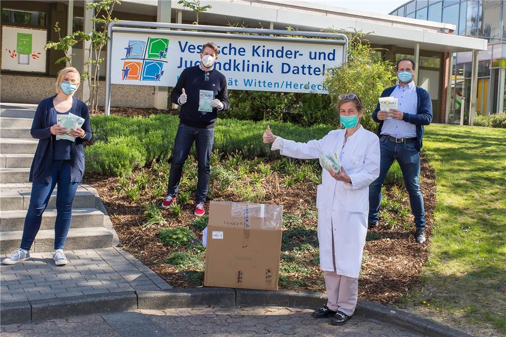 Dr. med. Laura Stüwe-Kunz, Oberärztin für Neonatologie und Pädiatrische Intensivmedizin an der Vestischen Kinder- und Jugendklinik (v.l.), Philipp Weber, Unternehmenssprecher bei der Paul Vahle GmbH & Co. KG, Prof. Dr. med. Claudia Roll, Chefärztin für Neonatologie und Pädiatrische Intensivmedizin, und Oliver Kunz, Leiter der Abteilung Automation bei Paul Vahle, bei der Übergabe der Masken.