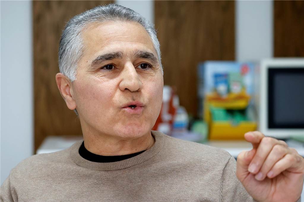 Arzt warnt vor Rechtsruck: „Kommen die an die Macht, fällt die Maske“ Dr. med. Mohammad Rezai erzählt seine Geschichte. Er weiß aus Erfahrung, wie sich gesellschaftliches und politisches Klima so verändert hat, dass Andersdenkende ihre Freiheit und sogar ihr Leben verloren.