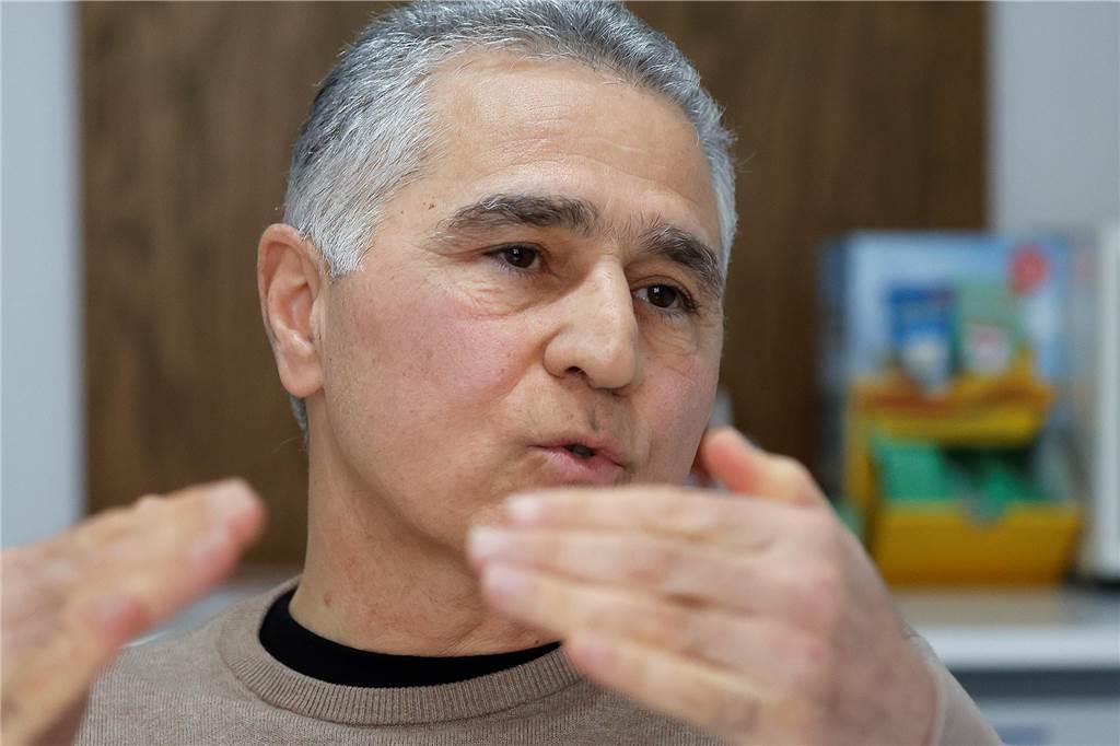 Arzt warnt vor Rechtsruck: „Kommen die an die Macht, fällt die Maske“ Dr. med. Mohammad Rezai geriet im Iran auf die Liste der Regimegegner: „Es hat gereicht, nicht mit den Islamisten mitzulaufen. Es hat gereicht, nicht mit ihren Gruppen zusammenzuarbeiten.“