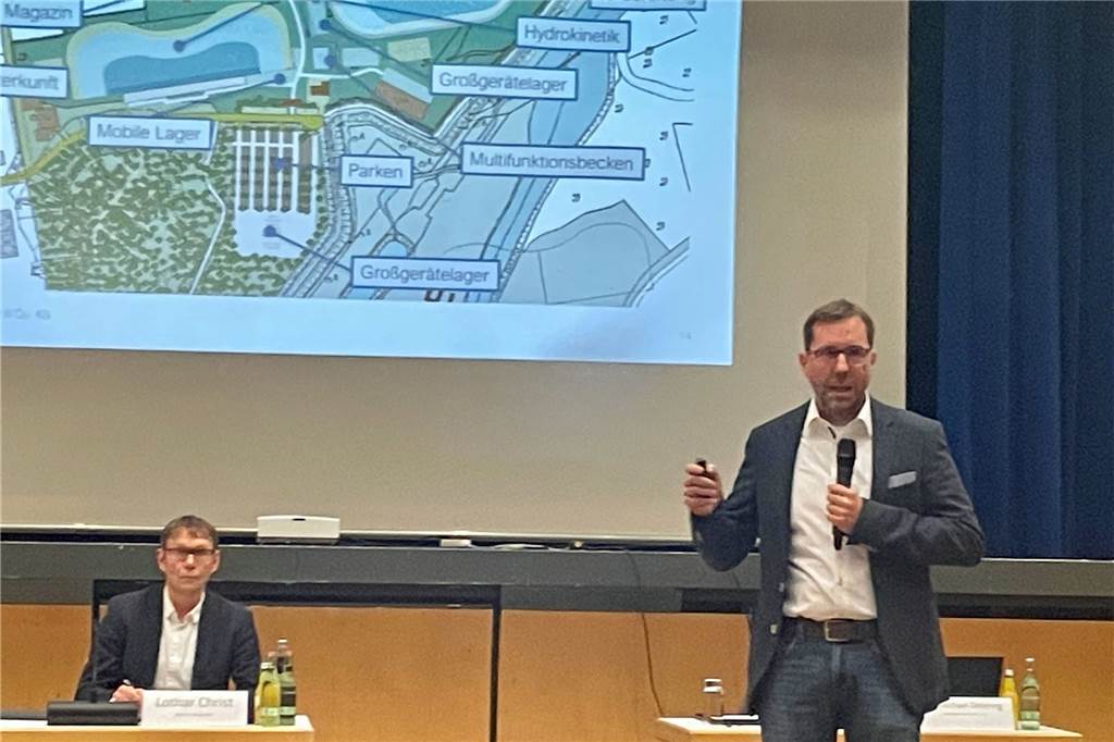 Infoabend Surfpark: Gutachter sehen kaum Hindernisse fürs Großprojekt Dr. Michael Detering erläutert sein Projekt vor knapp 300 Zuhörern.