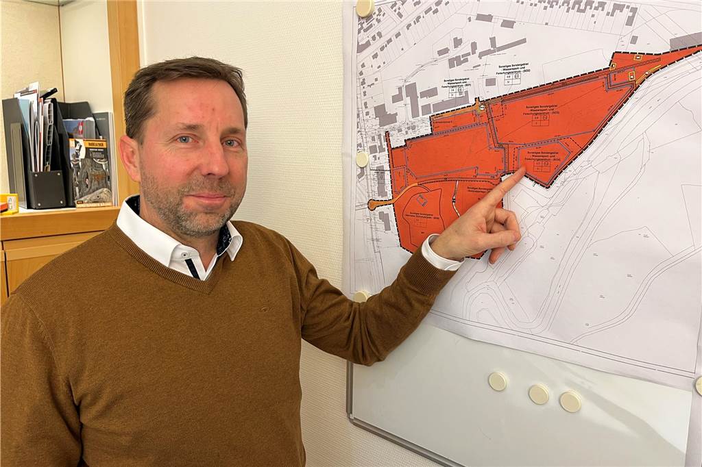 Projektentwickler kontra Kritiker: Surfworld spaltet weiter die Gemüter Dr. Michael Detering, Projektentwickler und Investor des geplanten Surfparks, zeigt auf einen Plan des ehemaligen Zechengeländes.