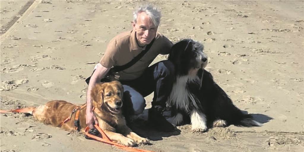 Giftköder-Verdacht: Familie Meyer trauert um Hündin Leia – qualvoller Tod nach Spaziergang Dr. Michael Meyer mit seiner Golden-Retriever-Hündin Leia und Bearded Collie Winnie im Urlaub an der See.