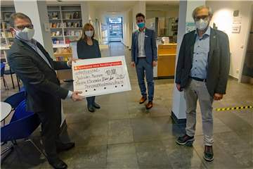 Dr. Michael Schulte (l.) und Dirk van Buer (2.v.r.) überreichten Museumsleiterin Dr. Kathrin Pieren und Dr. Norbert Reichling einen Scheck über 10.000 Euro.