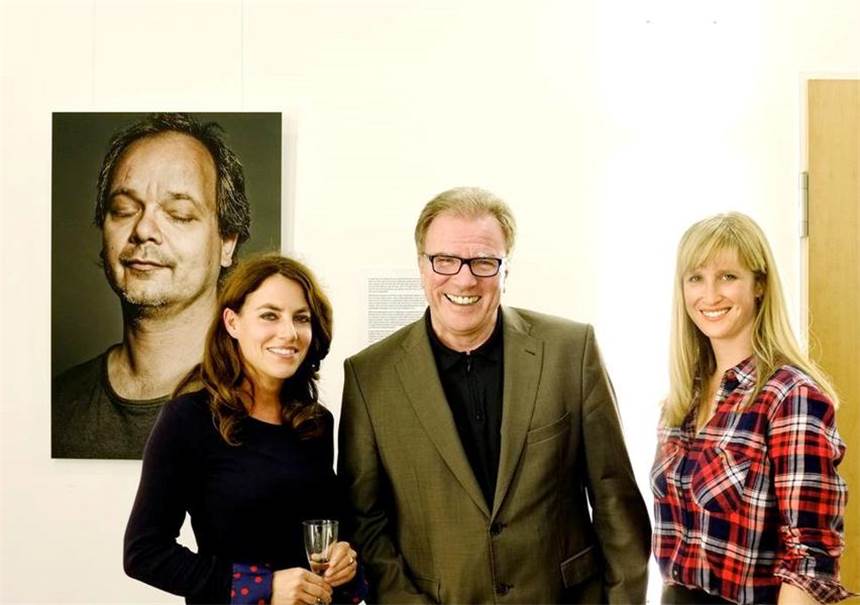Gott und Teufel in einem Kopf Dr. Michael Schwarzenau, Hauptgeschäftsführer der Ärztekammer, eröffnete mit den Künstlerinnen Sarah Johanna Eick (l.) und Wiebke Nieland die Ausstellung. Im Hintergrund Frank, einer der porträtierten Stimmenhörer.