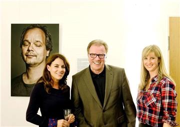 Dr. Michael Schwarzenau, Hauptgeschäftsführer der Ärztekammer, eröffnete mit den Künstlerinnen Sarah Johanna Eick (l.) und Wiebke Nieland die Ausstellung. Im Hintergrund Frank, einer der porträtierten Stimmenhörer.
