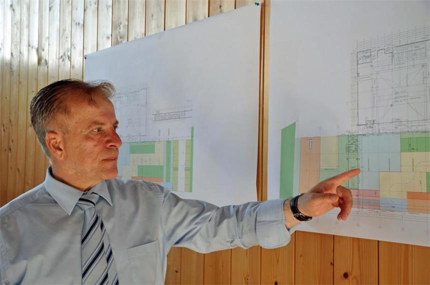 Dehner: Umbau zur Gastro-Oase braucht noch Zeit Dr. Mirsad Freiberg vor den Plänen für die Waschstraße im ehemaligen Dehner-Gebäude. Er steht Rede und Antwort, wie weit die Umbauarbeiten vorangeschritten sind.