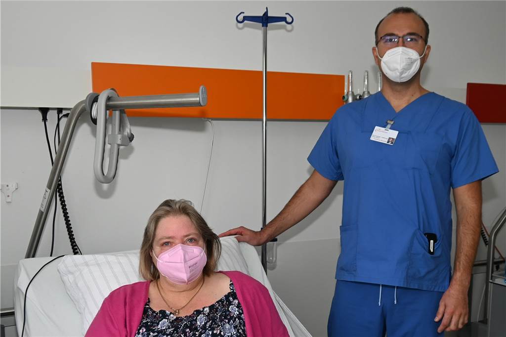 „Starke Schmerzen“: Susanne Brauckmann geht in die Notaufnahme - Arzt rettet Bein vor Amputation Dr. Moysidis operierte Frau Brauckmann 30 Minuten und noch auf dem OP-Tisch verbesserten sich ihre Beschwerden.