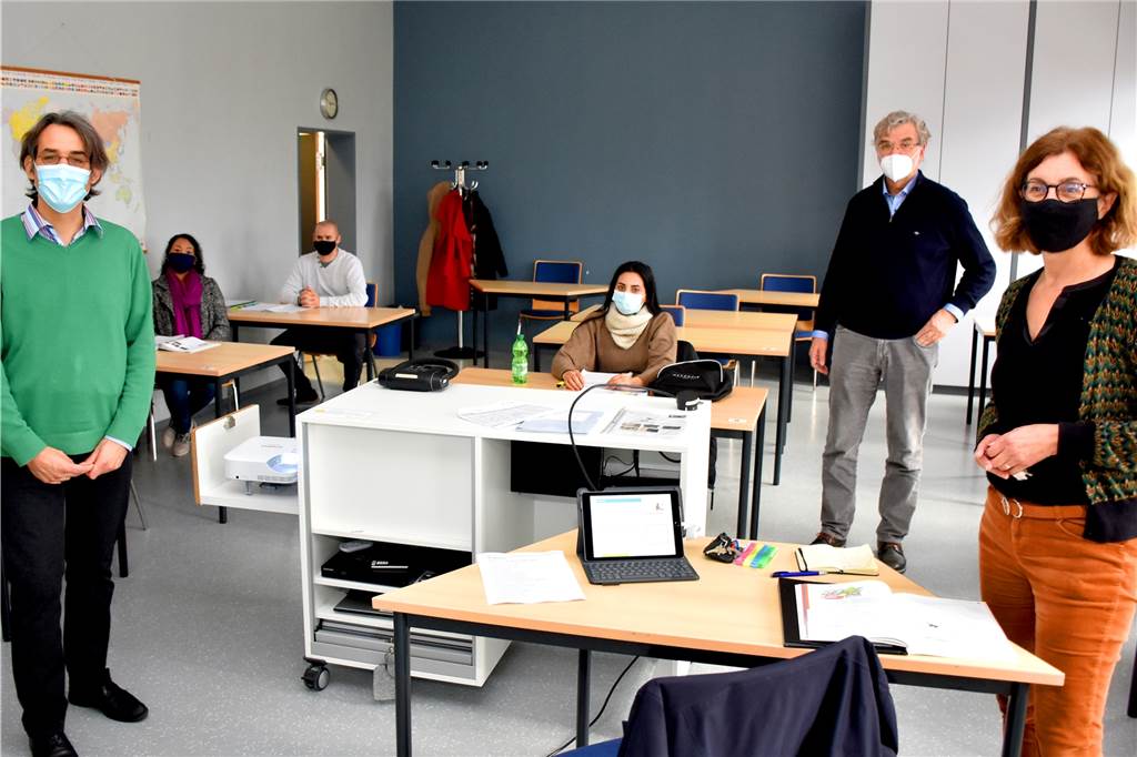 Rückblick: Ein Jahr Coronavirus in Ahaus in Schlagzeilen - bisher 44 Tote Dr. Nikolaus Schneider (l.) und Adelheid Boer von der VHS – hier in einem Deutschkurs mit Dozent Reinhold Lensing – gehen trotz Coronabeschränkungen an die Planung des neuen Semesters. Auch die Onlineangebote der VHS haben in den vergangenen Monaten einen enormen Sprung gemacht.