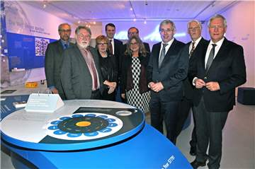 Dr. Norbert Reichling (l.) und sein Team führten die Polit-Prominenz aus Stadt, Kreis und Land nach der offiziellen Eröffnung durch die neue Dauerausstellung: Eckhard Uhlenberg (NRW-Stiftung, r.), Klaus Kaiser (NRW-Kultur-Ministerium, 3.v.r.), Dieter Gebhard (LWL-Landschaftsversammlung, 2. v.l.) und Bürgermeister Tobias Stockhoff (4.v.l.).