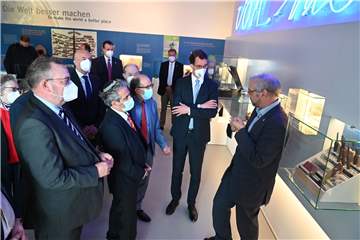 Dr. Norbert Reichling mit Ministerpräsident Hendrik Wüst und weiteren Ehrengästen im der Dauerausstellung.