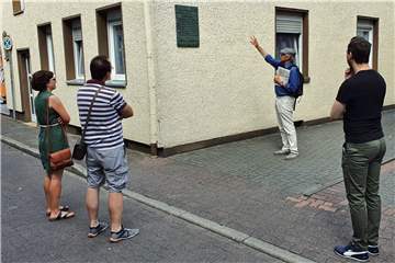 Dr. Norbert Reichling vom Jüdischen Museum brachte den Teilnehmern am Stadtrundgang "Denk mal!" die Dorstener Stadtgeschichte näher.