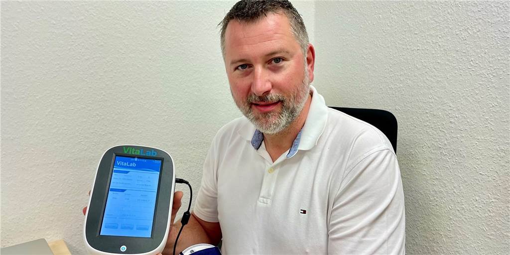 Corona: „Wenn wir jetzt einen Fehler machen, wird es im Herbst richtig knallen“ Dr. Oliver Heine mit dem Messgerät, das die Corona-Antikörper im Blut bestimmen kann.