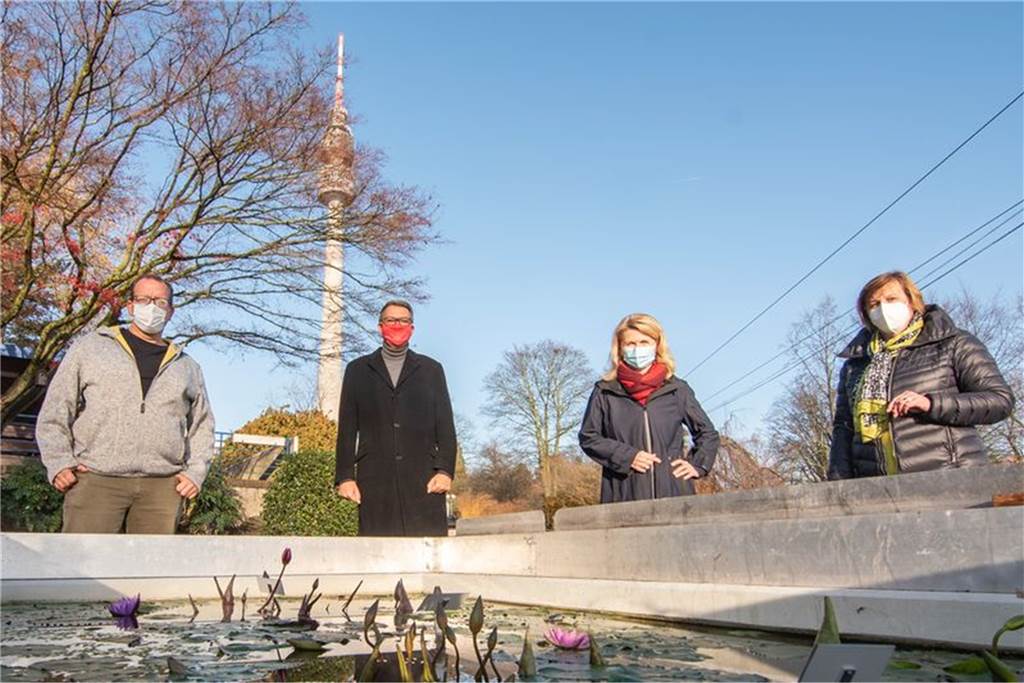 Dr. Patrick Knopf (Leiter des Botanischen Gartens Rombergpark), Oberbürgermeister Thomas Westphal, MdB Sabine Poschmann und Westfalenpark-Leiterin Annette Kulozik (v.li.) an den Warmwasserbecken im Westfalenpark