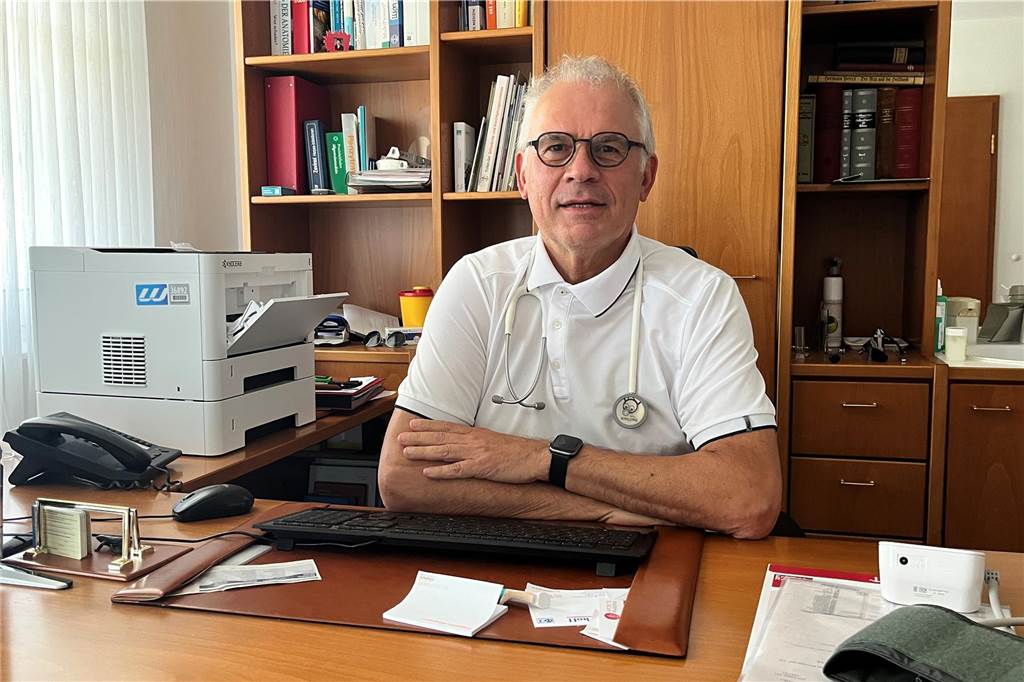 Nachfolge in Dr. Lévis Praxis: Wundzentrum Ahaus startet am 1. Mai Dr. Paul Lévi sitzt an seinem Schreibtisch.