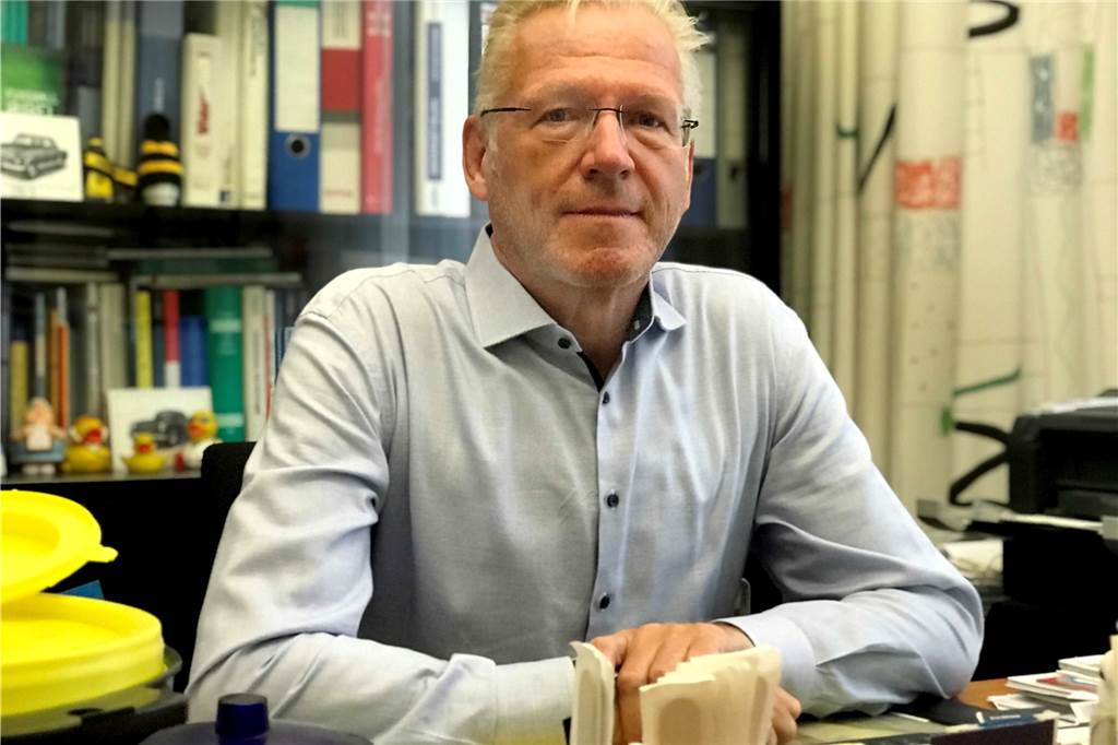 Weniger Biontech – Ärzte aus Dortmund sind fassungslos Dr. Prosper Rodewyk ist Bezirkssprecher der Kassenärztlichen Vereinigung Westfalen-Lippe, also Sprecher der niedergelassenen Ärzte in der Region Dorttmund.