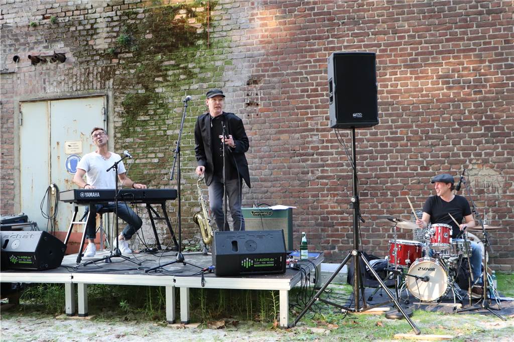 Sandkasten wird zum Schauplatz für ein tolles Open-Air-Konzert Dr. Rattle und Band rissen die Zuhörer von den Stühlen.