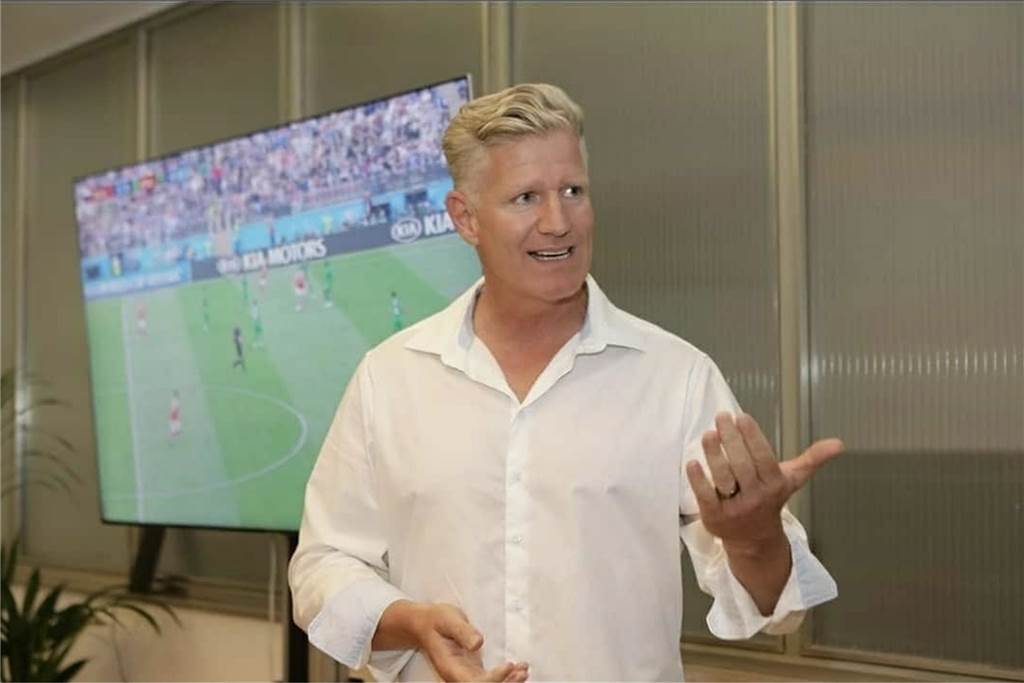 Psychologe bestätigt BVB-Sportdirektor Sebastian Kehl Dr. René Paasch gestikuliert bei einem Vortrag mit seinen Händen.