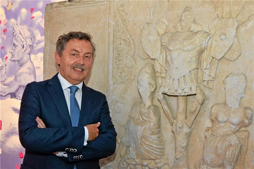 Dr. Rudolf Aßkamp konzipierte mit einem engagierten Mitarbeiter-Team die Ausstellung. Es ist seine letzte vor dem Eintritt in den Ruhestand.