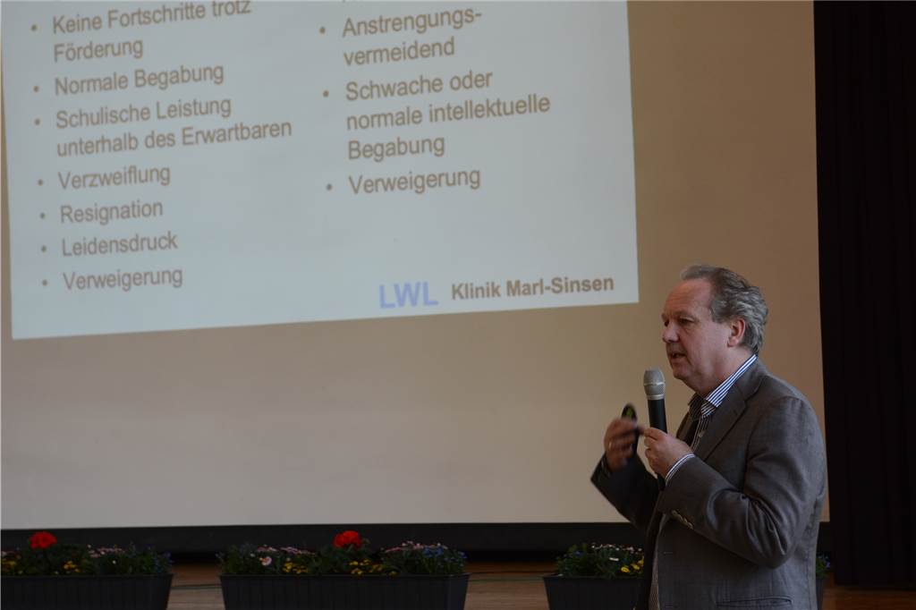 Lese-Rechtschreib-Schwäche: So helfen Sie ihrem Kind am besten Dr. Rüdiger Haas hielt beim achten Haard-Dialog einen Vortrag zum Thema "Lese-Rechtschreib-Schwäche".