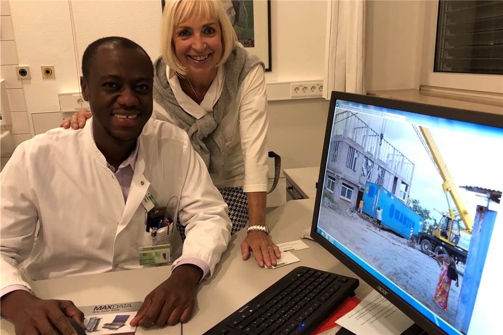 Verein für ein Krankenhaus in Ghana packt nun für die Inneneinrichtung Dr. Samuel Okae und Peggy Griewel arbeiten seit 2017 Hand in Hand, um das Krankenhaus in Ghana zu errichten.