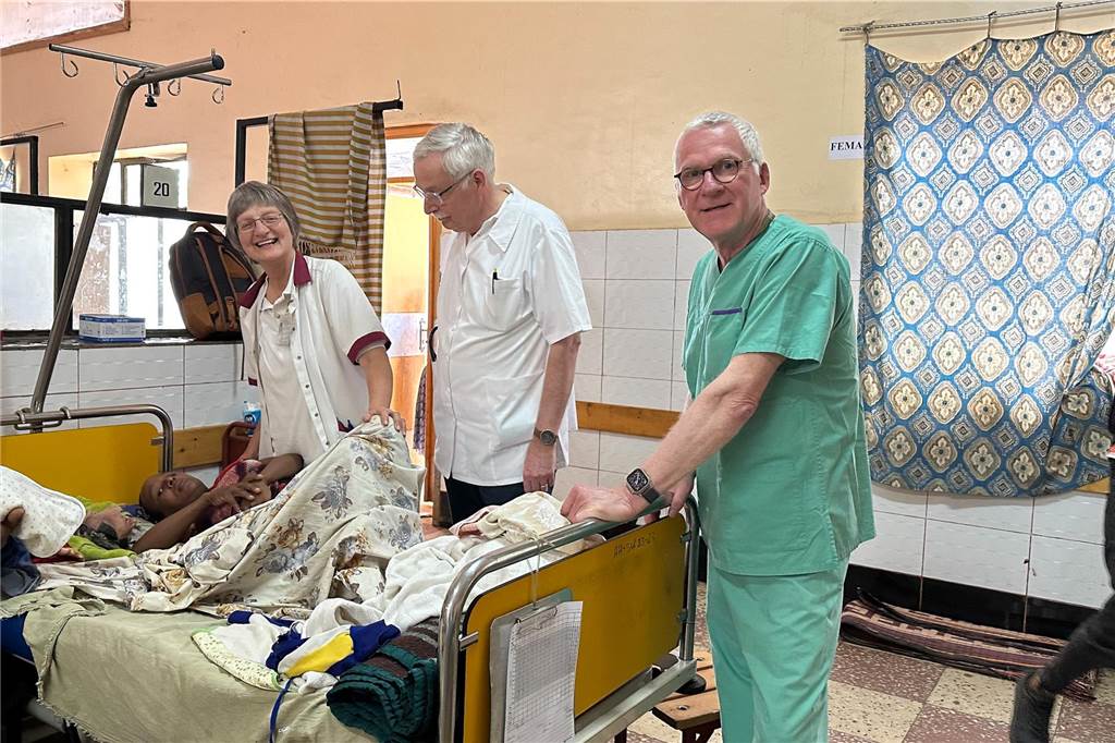 Bottroper Ärzte sammelten kostbare Erfahrungen in Äthiopien Dr. Schumacher und Dr. Trenn gemeinsam mit Ordensschwester und Gynäkologin Sr. Rita Schiffer bei der Visite einer Patientin