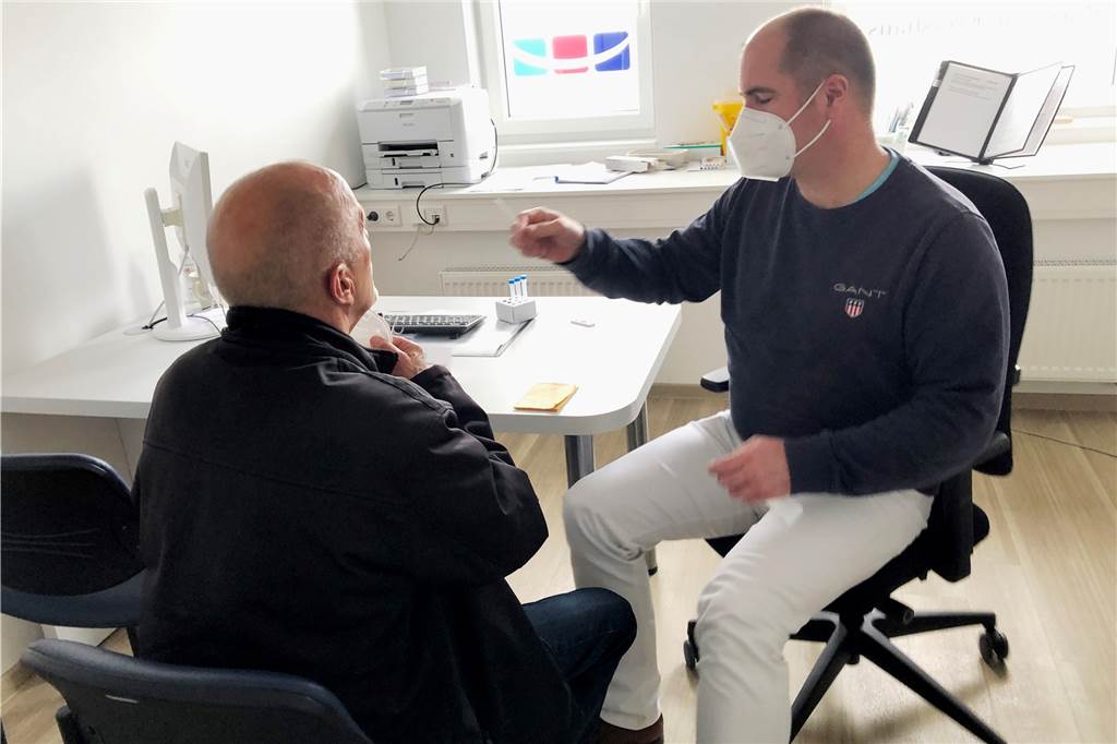 Mit Video: Die ersten Patienten bekommen Corona-Impfung beim Hausarzt Dr. Sebastian Lauber führt bei Wille Rempe einen Coronatest durch. Wäre dieser positiv ausgefallen, wäre eine Impfung nicht möglich gewesen - und jemand anders wäre an der Reihe gewesen