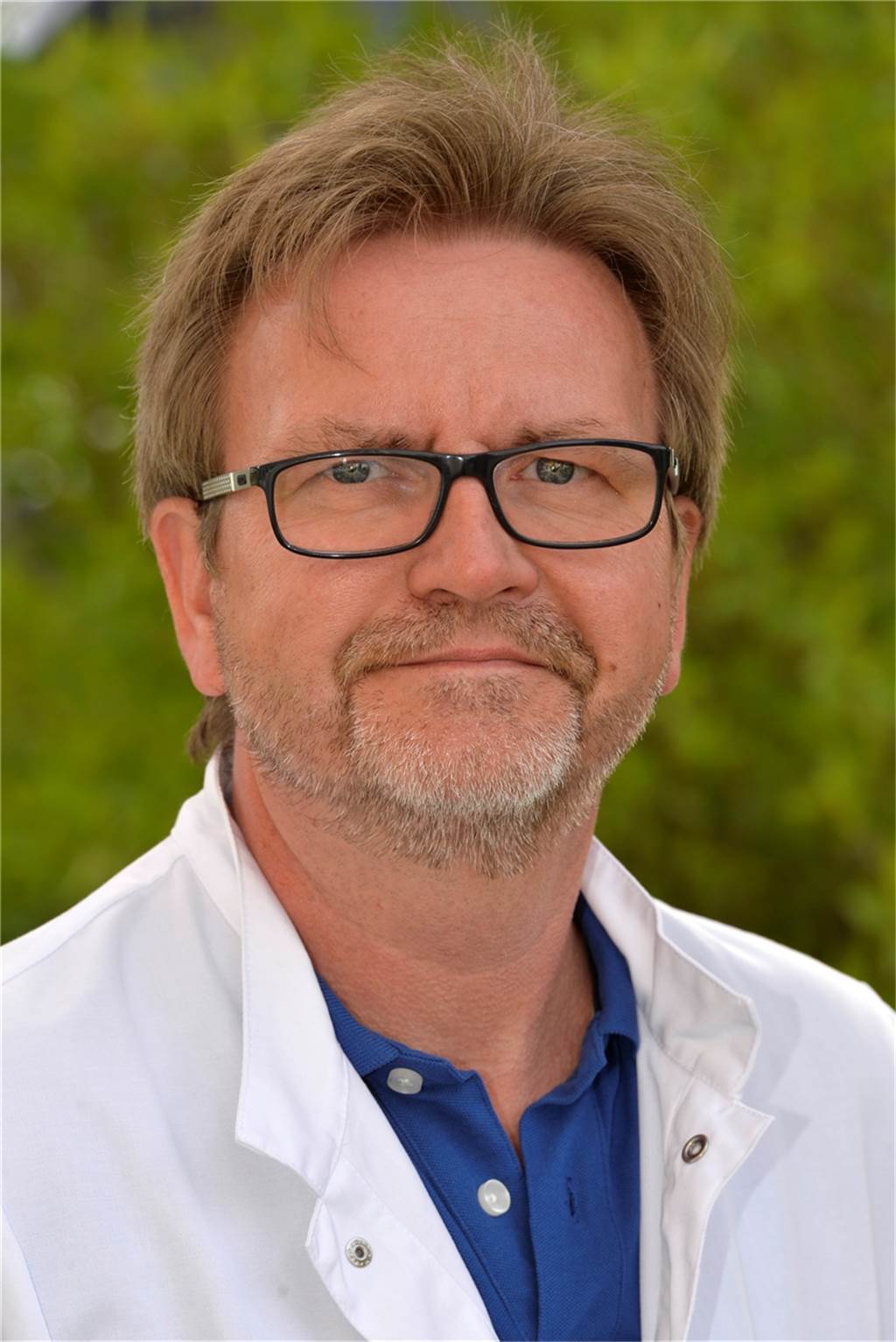 Von „Existenzangst“ bis „Zuversicht“: Halterner Reaktionen auf Lockdown Dr. Stefan Matzko, leitender Oberarzt der Klinik für Innere Medizin, Fachbereich Pneumologie, Allergologie, Schlaf- und Beatmungsmedizin sowie Leiter der internistischen Intensivmedizin am Halterner St. Sixtus-Hospital, hält die Maßnahmen für nachvollziehbar.
