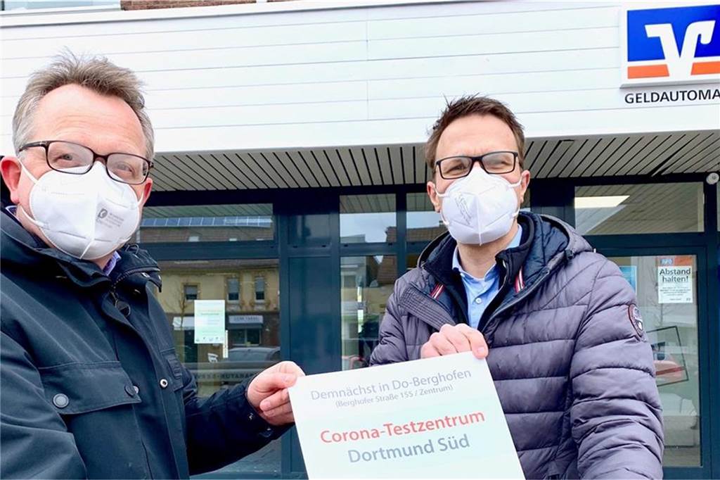 Dr. Stefan Schäfer (l.) und Martin Kemper vor dem Testzentrum Dortmund-Süd.