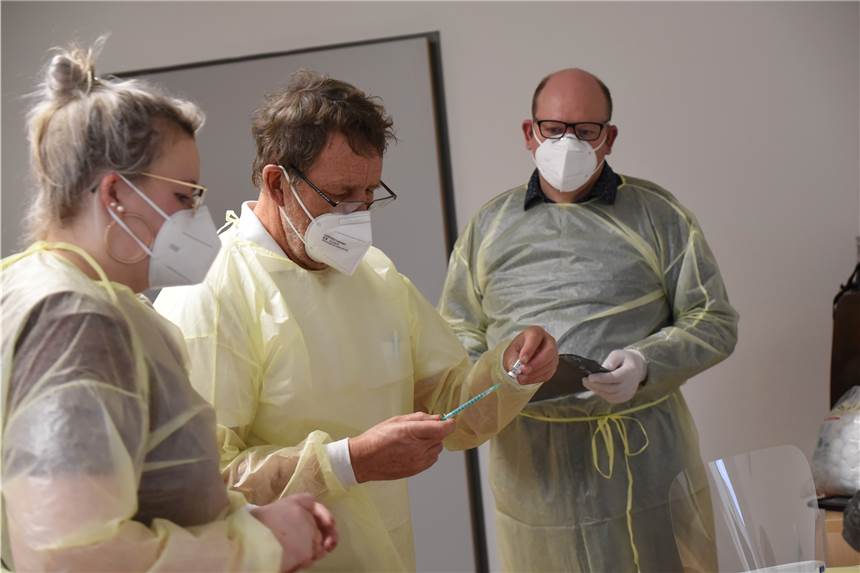125 Menschen wurden am Sonntag im Kreis Borken gegen Corona geimpft Dr. Stephan Guttermann (Mitte) und Arzthelferin Clara Tenhumberg haben am Sonntag 55 Menschen im Senioren- und Pflegezentrum St. Ludger geimpft; rechts im Bild: Wohnbereichsleiter Norbert Schöpe.