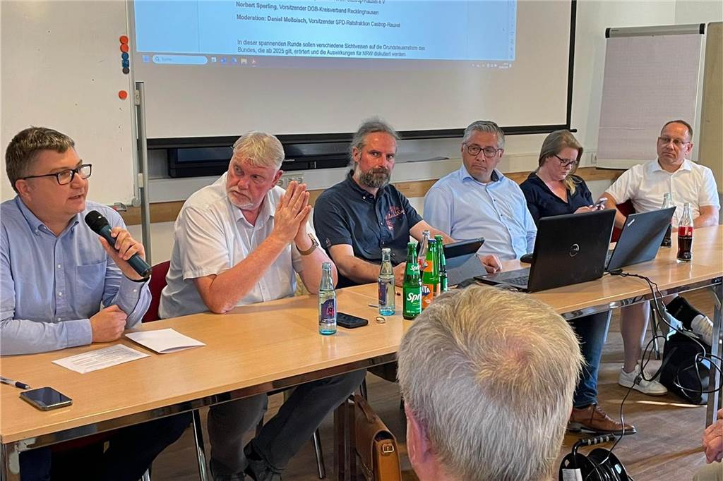 Wolfgang Preikschat versteht die Politik nicht mehr: Riesen-Rätsel um Grundsteuer-Explosion Dr. Stephan Ronneker (Städtetag NRW), Norbert Sperling (DGB), Daniel Molloisch (SPD), Christian Brigadski (EUV), Lisa Kapteinat (SPD) und Michael Mette (Haus und Grund Eigentümerverein): Das Podium schaffte es offenbar nicht, die Sorgen der Bürger zu zerstreuen.