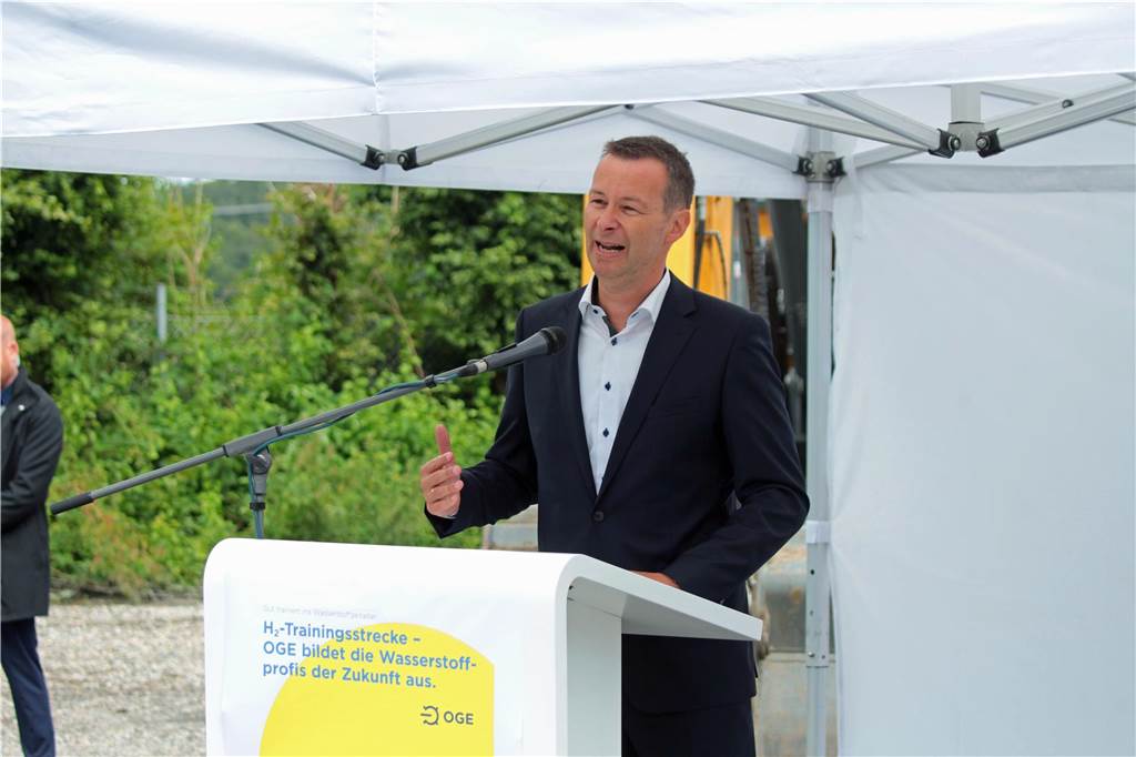 Dr. Thomas Hüwener (OGE-Geschäftsführung) erläuterte Details des geplanten Wasserstoff-Trainingszentrums.
