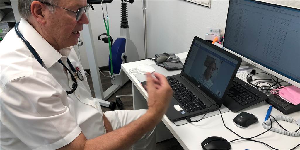 Krankschreibung in der Video-Sprechstunde – solange das Internet steht Dr. Thomas Huth aus Fröndenberg in der Video-Sprechstunde mit einer Patientin aus Dortmund: Noch funktioniert die Übertragung.
