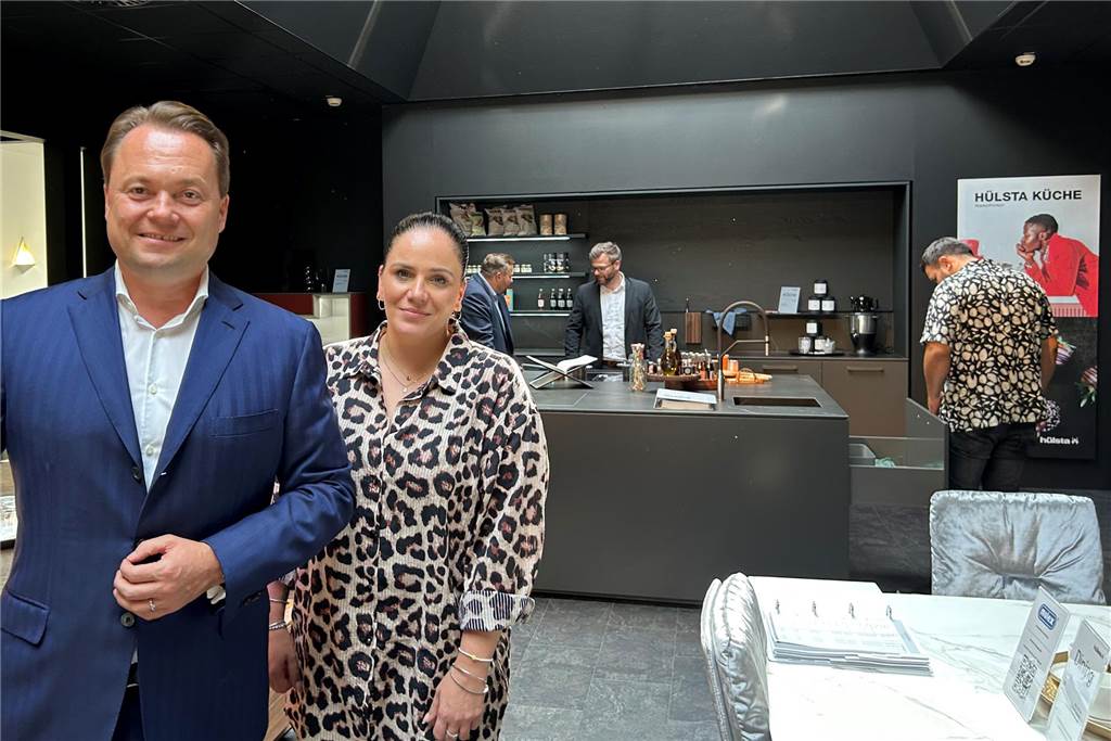 Dr. Thomas Knecht und  Anika Lechtenberg in einer Hülsta-Küche