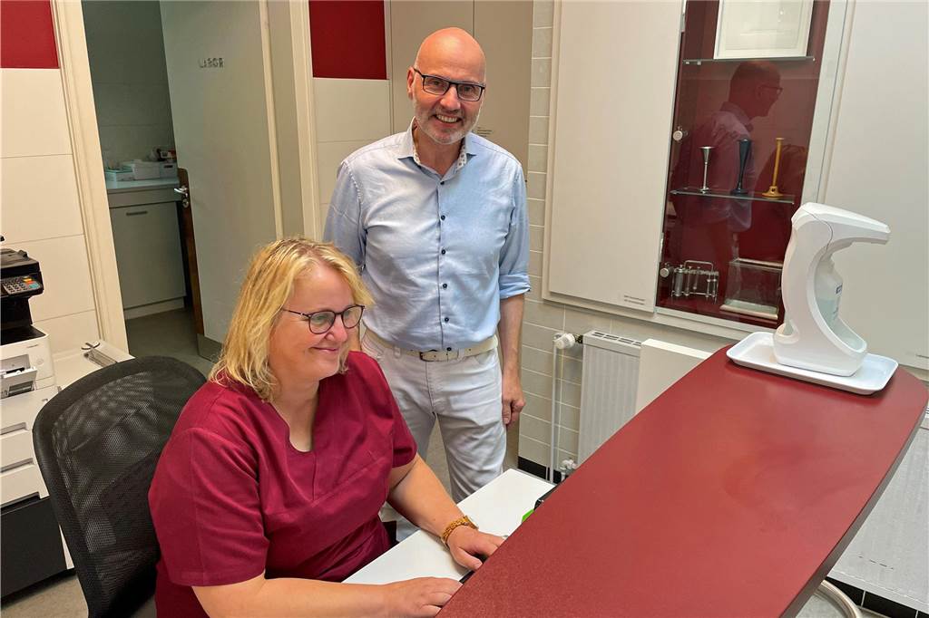 Warum warte ich so lange beim Arzt? Das sagen zwei Mediziner Dr. Thomas Rath und MFA Christel Brünemann in der Hausarztpraxis am Kirchhof. Er sagt: "Das Thema Wartezeiten ist eine komplexe Gemengelage."