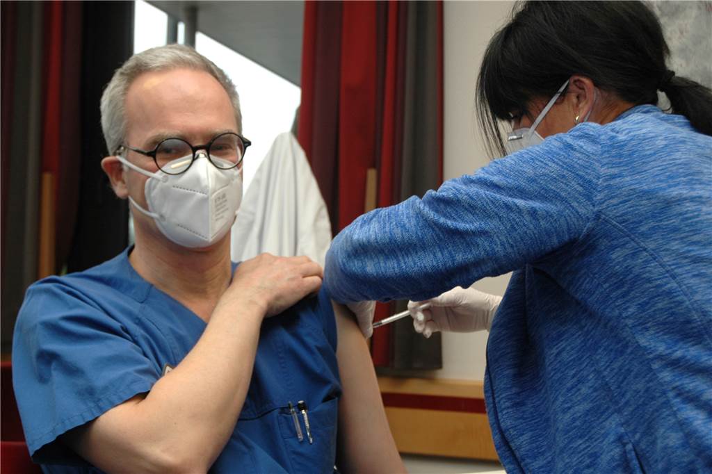 Marien-Chefarzt: Noch mehr Corona-Patienten und planbare OPs sind nicht mehr möglich Dr. Thomas W. Spahn ist mittlerweile geimpft und geboostert. Er empfiehlt allen ab 18 Jahren, nach sechs Monaten eine Auffrischungsimpfung zu machen.