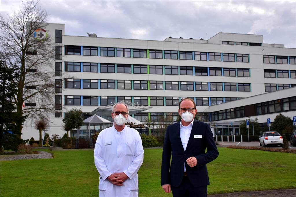 Rückblick: Ein Jahr Coronavirus in Ahaus in Schlagzeilen - bisher 44 Tote Dr. Thomas Westermann (l.) und Holger Winter sehen die aktuellen Patientenzahlen im Ahauser St.-Marien-Krankenhaus mit Sorge: Im Januar verzeichnete das Haus rund 30 Prozent weniger Patienten als üblich. Neben möglichen Folgen für die Patienten hat das auch eine finanzielle Seite: Die Kosten laufen weiter, die Einnahmen brechen aber ein.