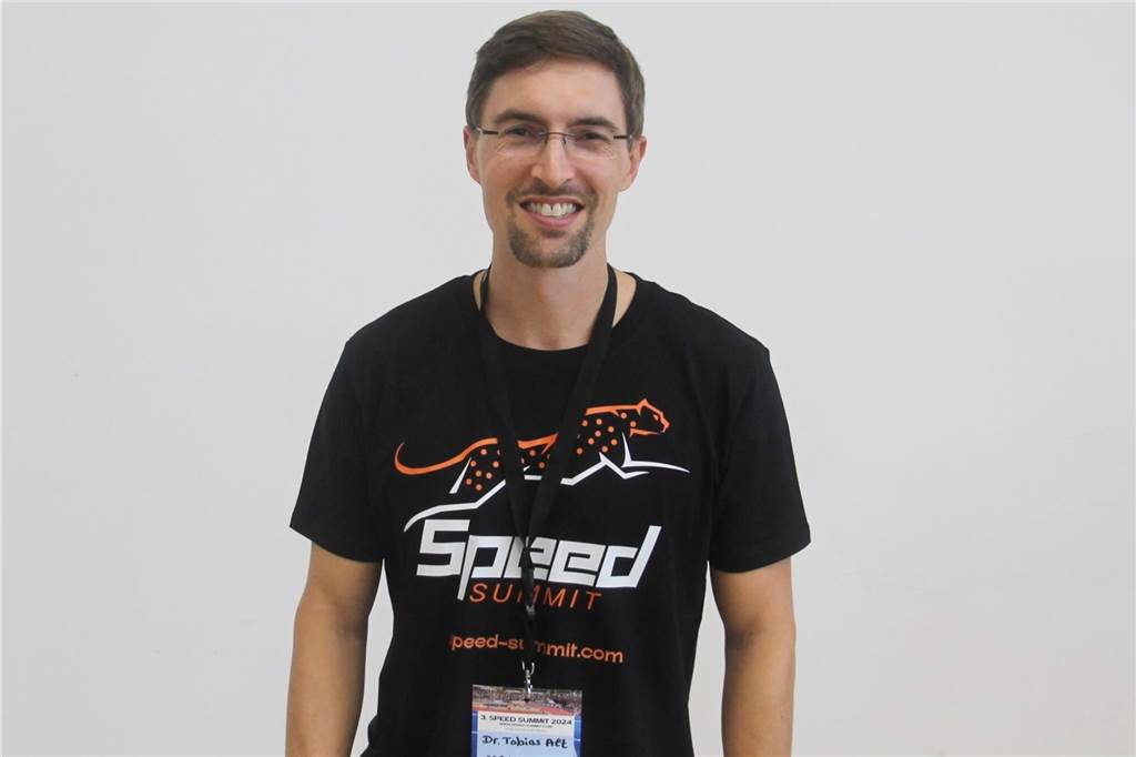 Schneller als Usain Bolt? Zu sehen ist Dr. Tobias Alt.
