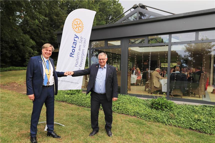 Halterner Rotarier unterstützen Projekte für alle Generationen Dr. Wilhelm Brügging (l.) folgt auf Jörg Jäger als Präsident des Rotary Clubs Haltern am See.