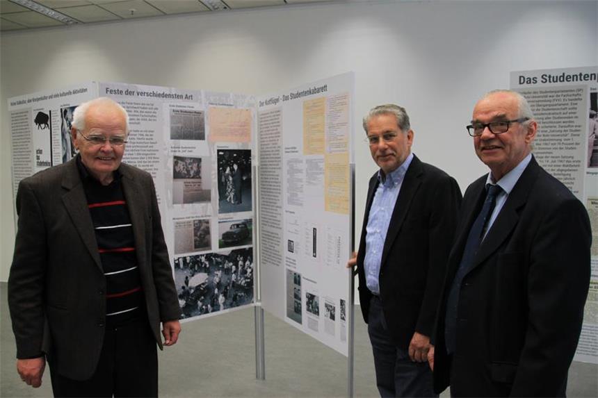 Die Geschichte der ersten Studierenden Dr. Willi Bredemeier, Franz-Josef Kniola und Roland Emrich (v.l.) in der Ausstellung der Gründerstudenten im Stadtarchiv.