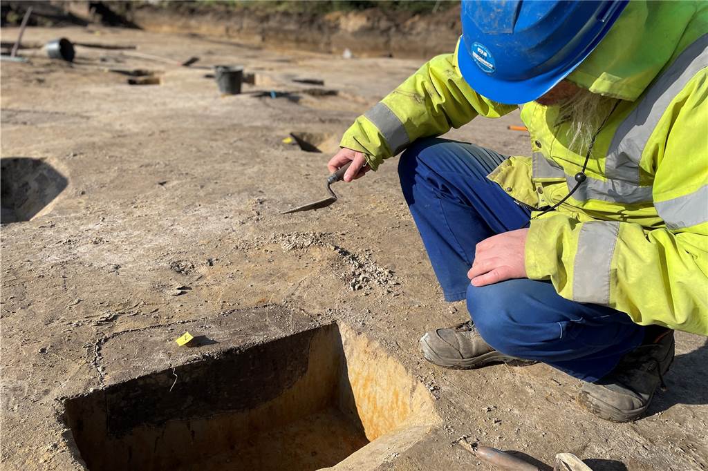 Archäologen finden eisenzeitliche Siedlung an der Emscher im Baugebiet Dr. Wolfgang Messerschmidt leitet die Grabung am Emscherufer. Hier zeigt er eines der ausgehobenen Profile und verdeutlicht, dass hier einmal der Pfahl eines Wohnhauses gestanden haben muss.